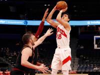 包含西亚卡姆在雄鹿比赛中出色防守，关键助攻引发热议！的词条