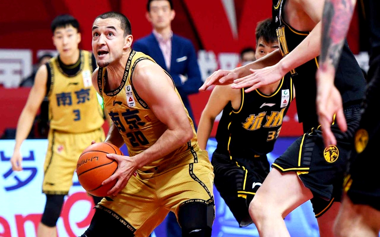 今夜体能课后,马赛再遭质疑备战欧篮联,球迷炸锅,阵容厚度经受考验 今夜体能课后,马赛再遭质疑备战欧篮联,球迷炸锅,阵容厚度经受考验