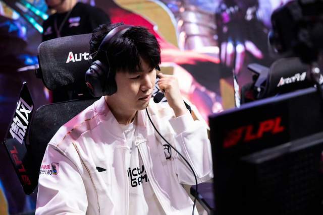 TheShy回归赛场,大胜首场状态亮眼,C9观众沸腾!的简单介绍 TheShy回归赛场,大胜首场状态亮眼,C9观众沸腾!的简单介绍